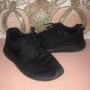 Black Nike Roshes